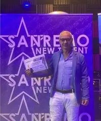 Uomo serio bello indipendente Uomo serio bello indipendente