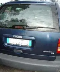 CHRYSLER Voyager anno 2000 - Caserta CHRYSLER Voyager anno 2000 - Caserta