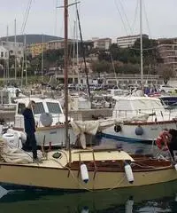 Deliziosa barca a vela in legno di mogano