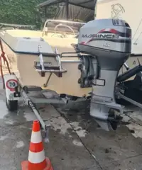 Barca a motore