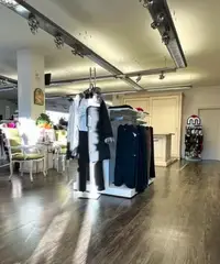 Ampia attività commerciale fronte strada