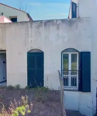 Trilocale al piano seminterrato con pertinenze