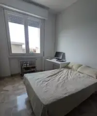 STANZA SINGOLA in AMPIO APPARTAMENTO- BANDE NERE M