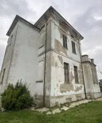 Villa stile Liberty del 1900 indipendente con giardino Alseno  (PC)