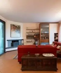 Villa Bifamiliare con giardino in collina con vista panoramica