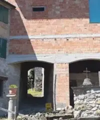 Rustico ampio con 2 appartamenti e giardino