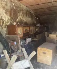 Rustico con accessori e terreno 9 ha