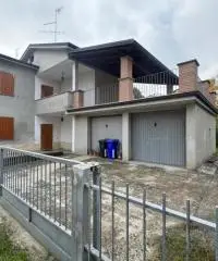 Casa indipendente con doppio garage in centro a Medesano Casa indipendente con doppio garage in centro a Medesano