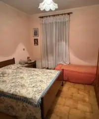 Casa indipendente con doppio garage in centro a Medesano Casa indipendente con doppio garage in centro a Medesano