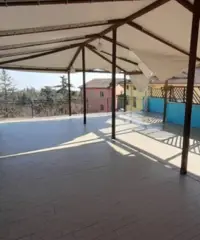 Negozio a Montescudo-Monte Colombo, 4 locali