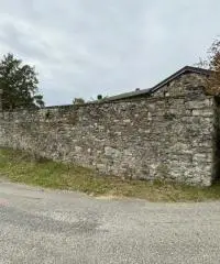 Casale in sassi risalente al 1500 con giardino