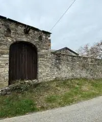 Casale in sassi risalente al 1500 con giardino