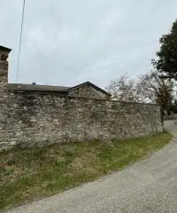 Casale in sassi risalente al 1500 con giardino