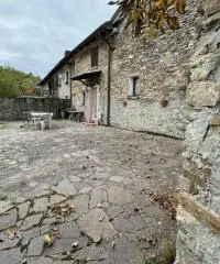 Casale in sassi risalente al 1500 con giardino