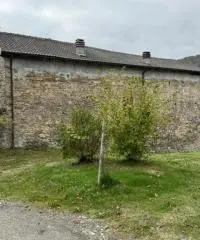 Casale in sassi risalente al 1500 con giardino