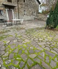 Casale in sassi risalente al 1500 con giardino