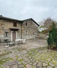 Casale in sassi risalente al 1500 con giardino