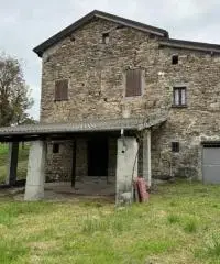 Casale in sassi risalente al 1500 con giardino