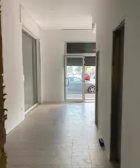 Locale angolare ristrutturato con rendita locativa