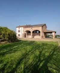 Rustico ristrutturato indipendente con parco a Fontanellato (PR)