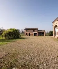 Rustico ristrutturato indipendente con parco a Fontanellato (PR)