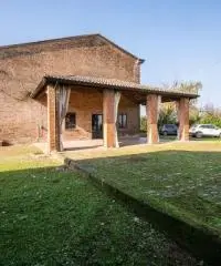 Rustico ristrutturato indipendente con parco a Fontanellato (PR)