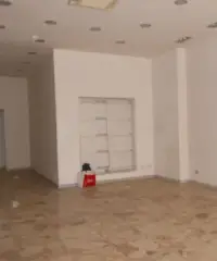 Ampio locale commerciale in via Kennedy