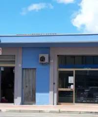 Locale commerciale con vetrina su via Cagliari