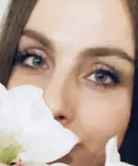 Sono spontanea, socievole, spirituale. Mi piace tutto ciò che crea un sorriso.