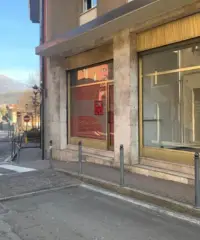 Negozio fronte strada con vetrina