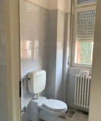 Negozio fronte strada con vetrina