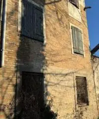 Rustico indipendente con stalla antica e giardino a Fontevivo