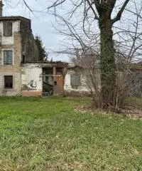 Rustico indipendente con stalla antica e giardino a Fontevivo