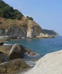 Fresca e tranquilla casetta nel verde a pochi passi dal mare