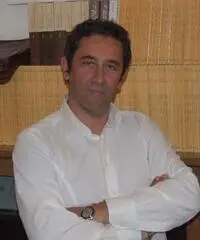 Uomo interessante e giovane dentro e fuori Uomo interessante e giovane dentro e fuori