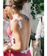 Bel abito da cerimonia e sposa