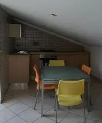 Vendesi mansarda arredata + posto auto a 10km dal mare - Santa Tecla