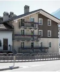 Appartamenti e negozio zona Arco d'Augusto