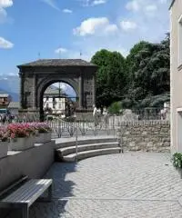 Appartamenti e negozio zona Arco d'Augusto