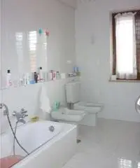 appartamento in villa giardino -box auto COD. 129