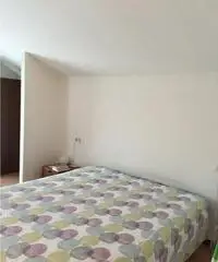 Mansarda trilocale con giardino e posto auto