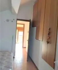 Mansarda trilocale con giardino e posto auto