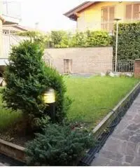 PRESEZZO, in complesso residenziale, RECENTE TRILOCALE CON TAVERNA E BOX DOPPIO