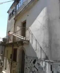 Due appartamenti e locale commerciale Due appartamenti e locale commerciale