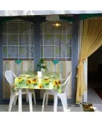 Roulotte stanziale con veranda accessoriata Roulotte stanziale con veranda accessoriata