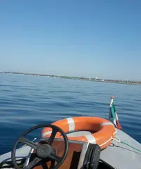 Gommone motore e carrello Gommone motore e carrello