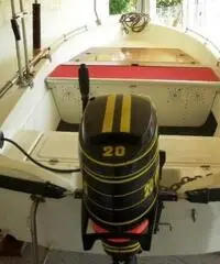 Barca con motore e carrello