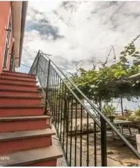 Lavagna: nel verde, sospesa tra cielo e mare, villa indipendente con giardino e vista mare