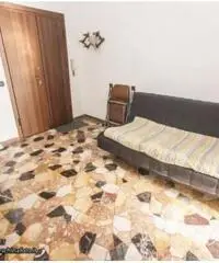 Genova Certosa vendesi appartamento di 60 mq, con due camere da letto, ingresso indipendente e bel b