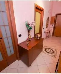 Arcore (MB): 3 Locali più servizi con cantina e poss.tà posto auto